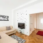 U Nemocenske Pojistovny Apartment